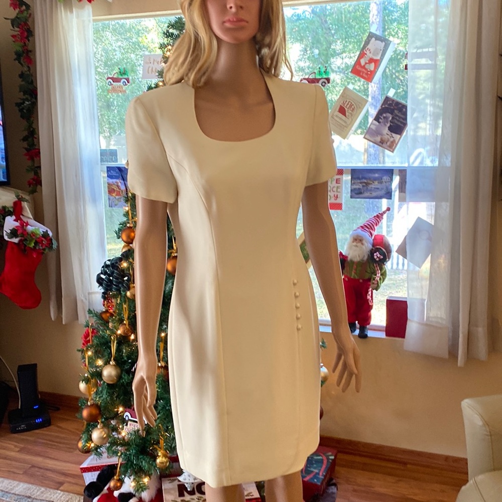 Liz Claiborne Petite dress size 8.. off white in color, cream color..